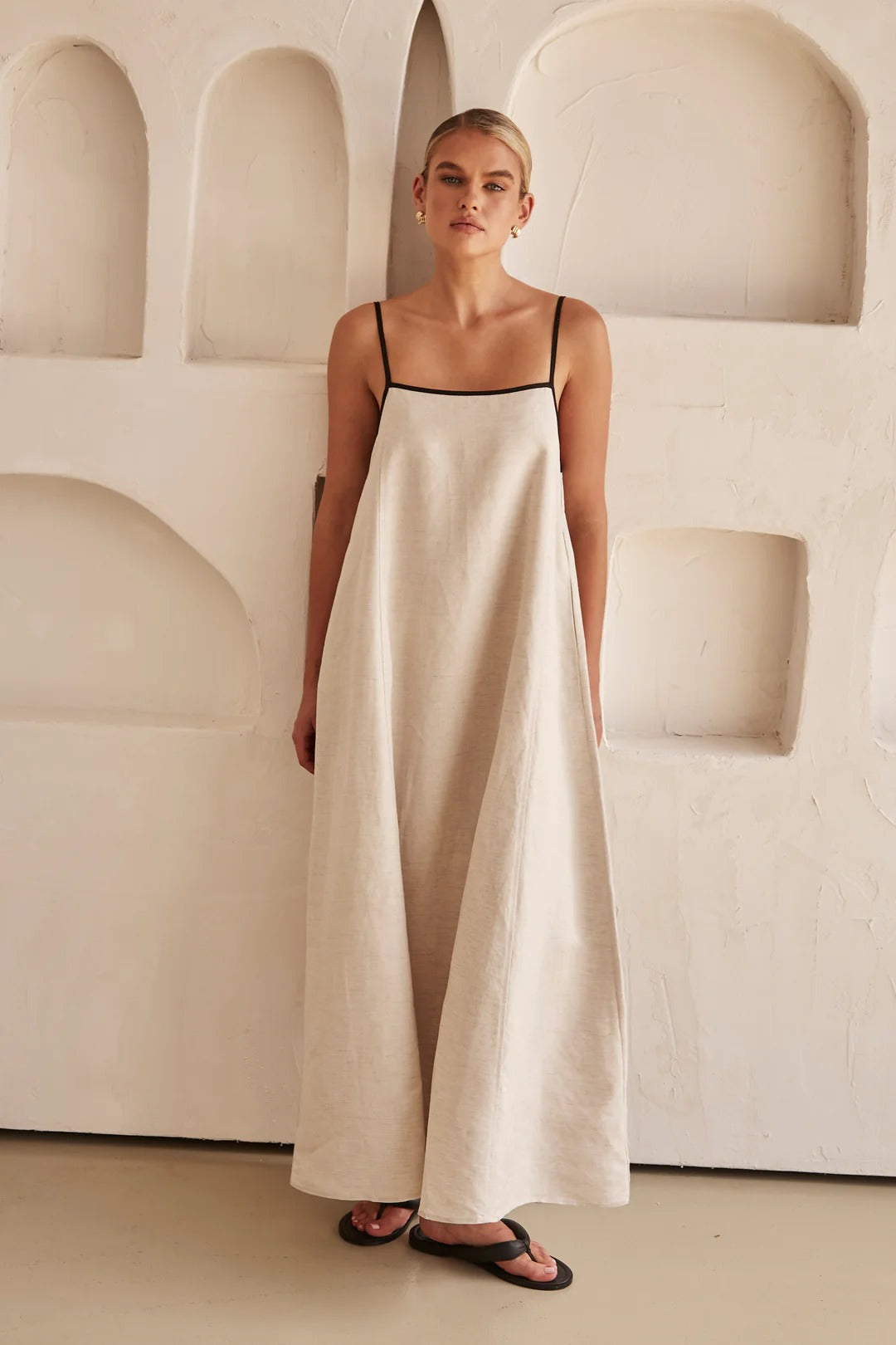 Kontrastierendes Maxikleid aus Leinen