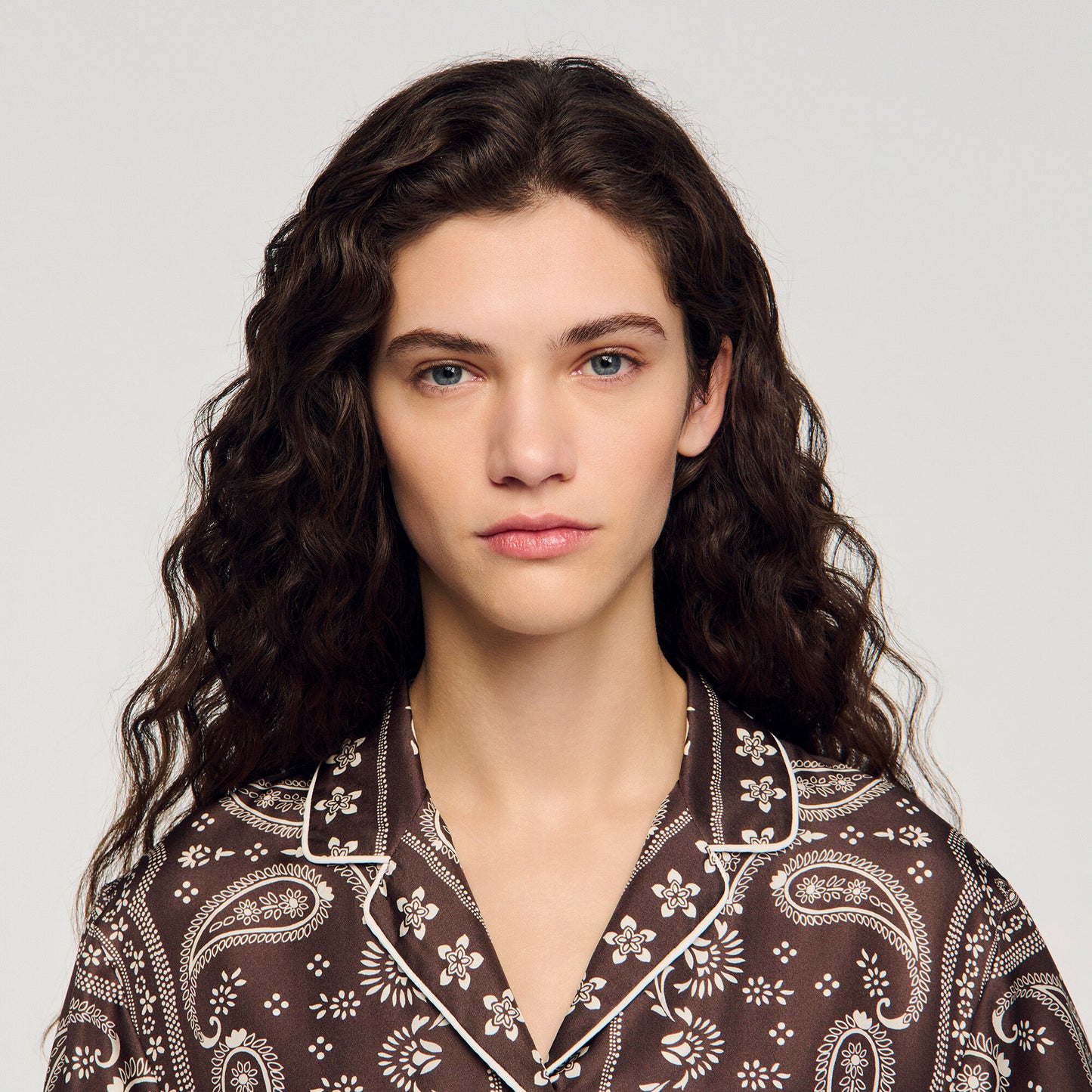 Cropped bandana print shirt