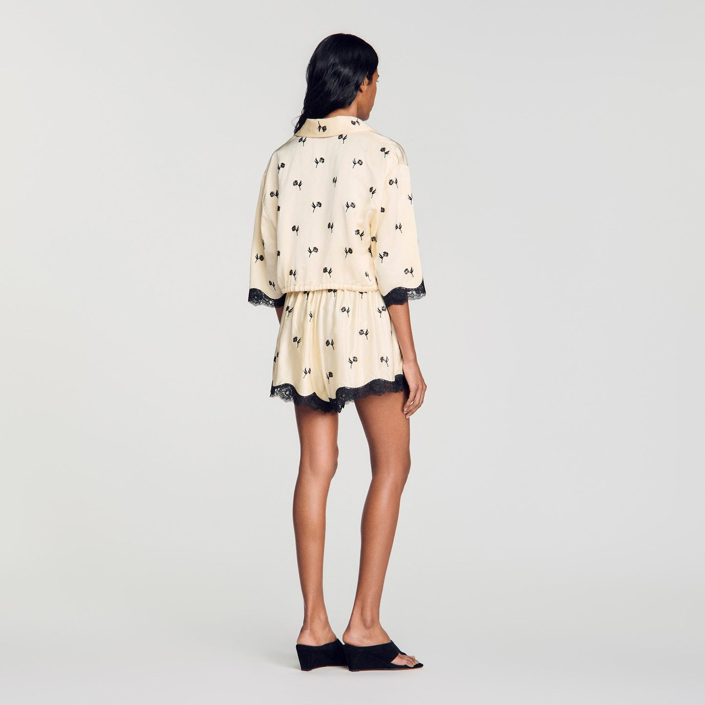 Cropped floral embroidered shirt