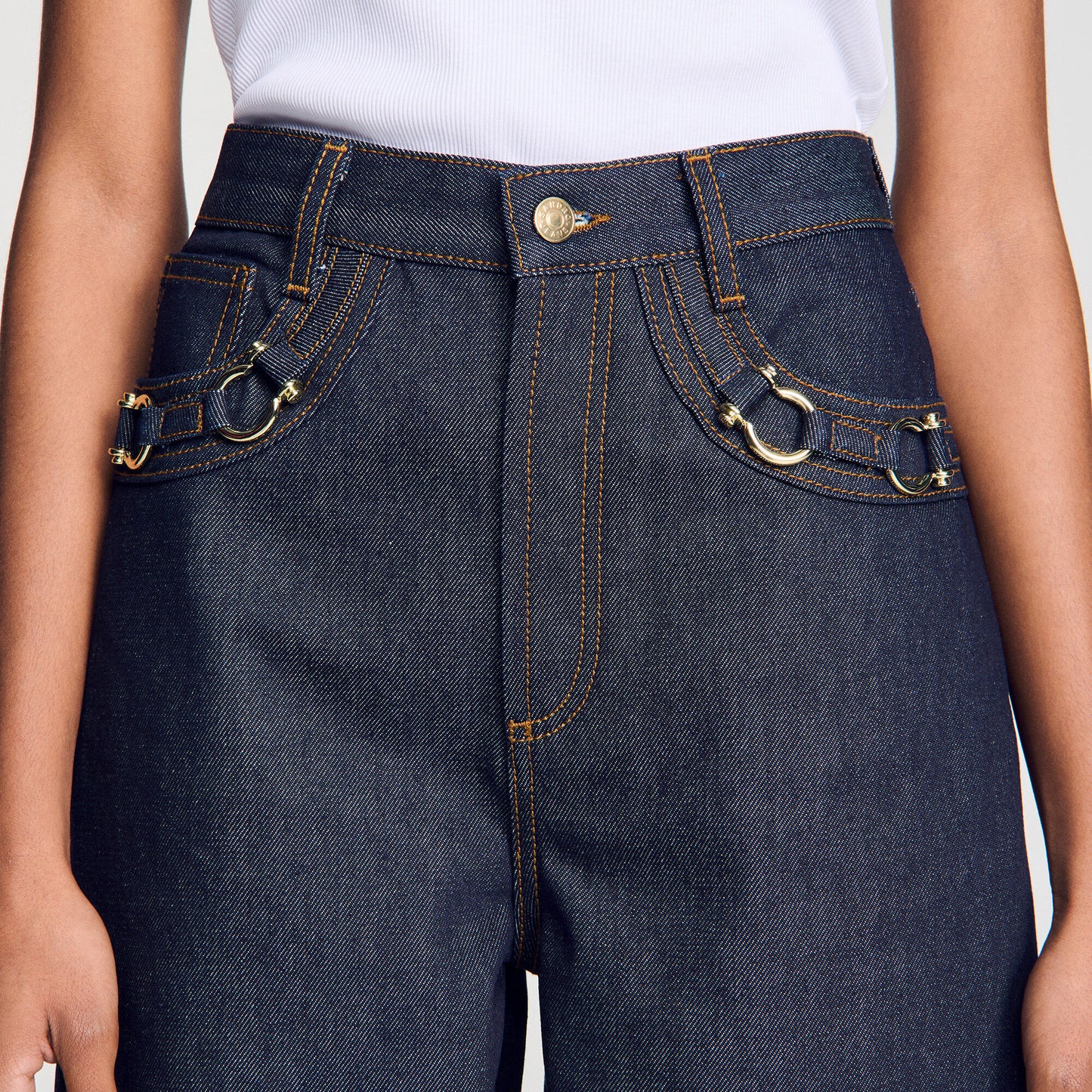 Barrel jeans with metal details