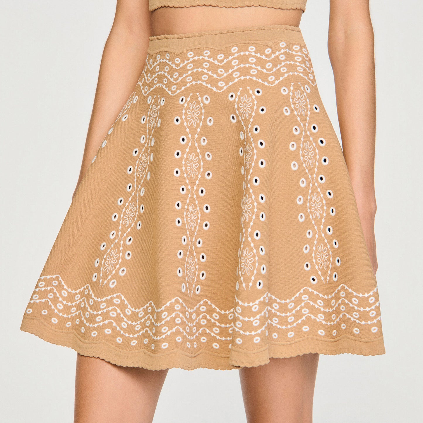 Short skirt with scarf embroidery