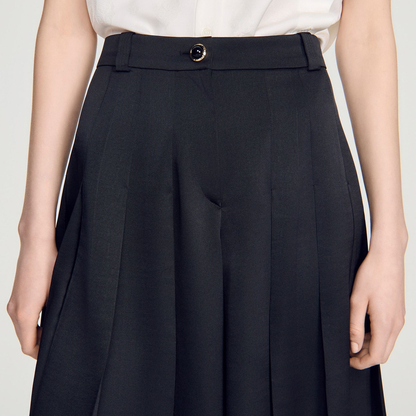 Long high-waisted pleated shorts