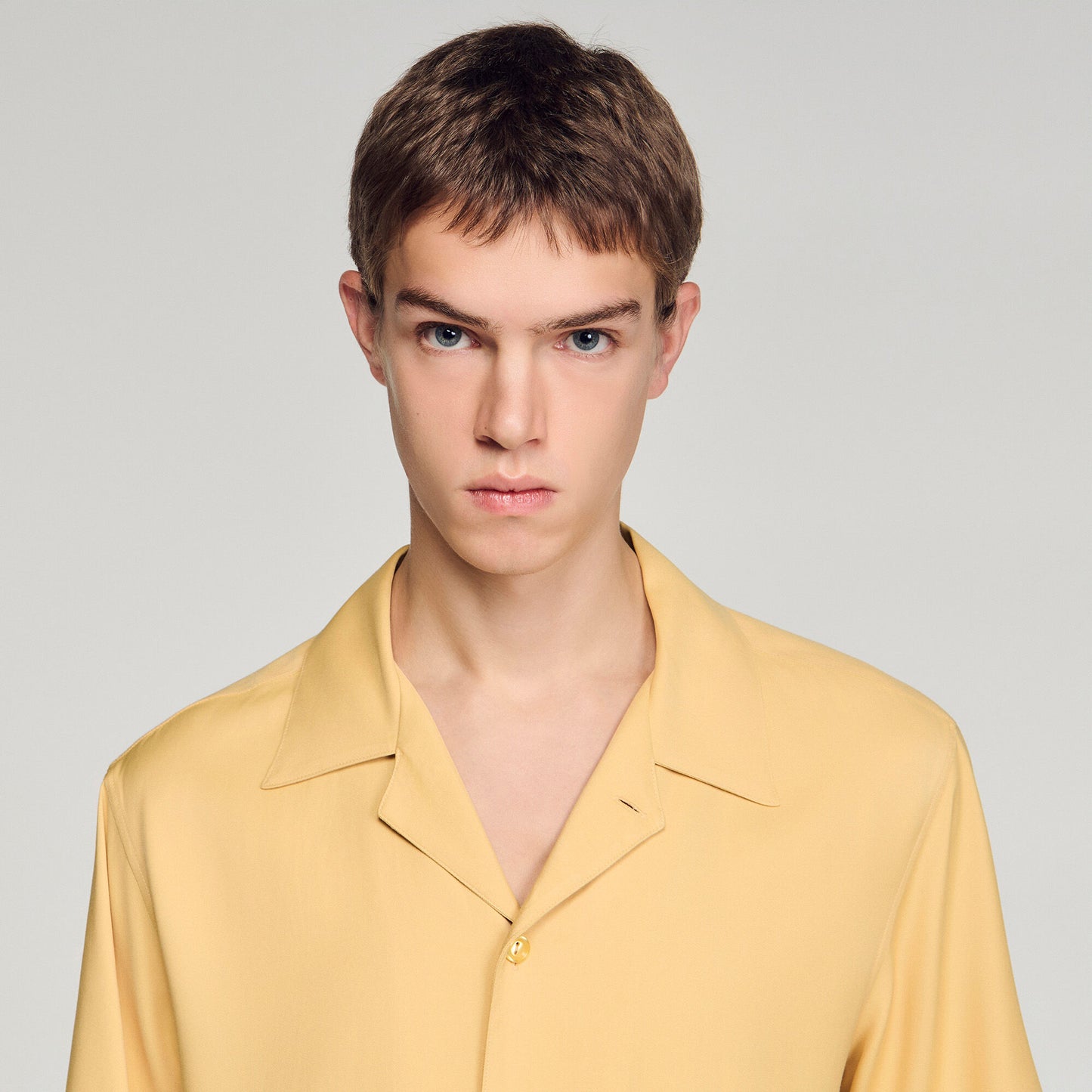 Loose-fit shark collar shirt